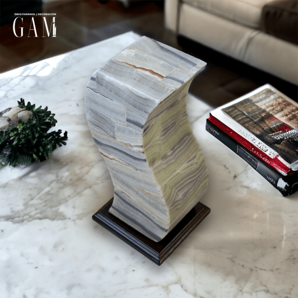 lampara de ónix diseño Quetzalcoatl combinado con base de madera
