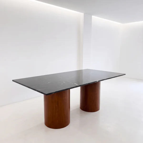 mesa de marmol negro con bases circulares de madera